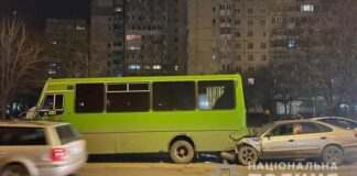 В Одессе пьяный водитель Toyota въехал в маршрутку: пострадали два человека, делом занимается полиция. Фото