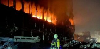 В Киеве обстреляли торговый центр на Подоле: восемь погибших
