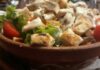 Салат з куркою, грінками та чорносливом: ситно та смачно