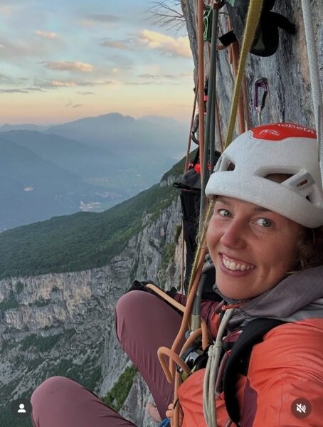 Не відомо, чи жива: дворазову олімпійську чемпіонку з біатлону другу добу шукають у горах Пакистану (фото)