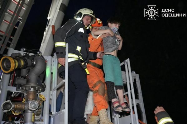 Росіяни вдарили дроном по багатоповерхівці в Одесі, а українські безпілотники атакували завод в Липецькій області (фото, відео)