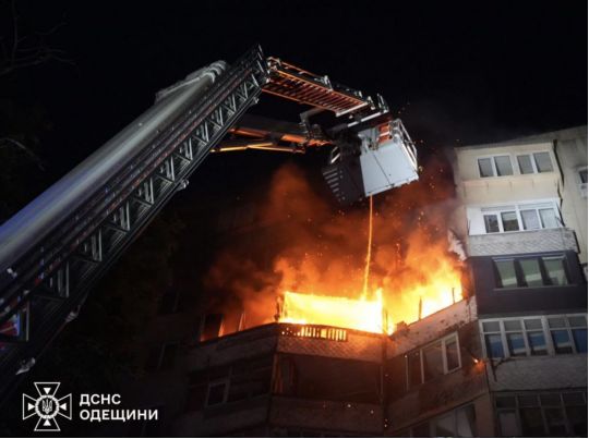 Росіяни вдарили дроном по багатоповерхівці в Одесі, а українські безпілотники атакували завод в Липецькій області (фото, відео)
