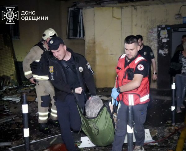 Росіяни вдарили дроном по багатоповерхівці в Одесі, а українські безпілотники атакували завод в Липецькій області (фото, відео)