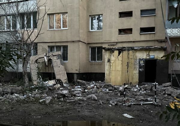 Росіяни вдарили дроном по багатоповерхівці в Одесі, а українські безпілотники атакували завод в Липецькій області (фото, відео)