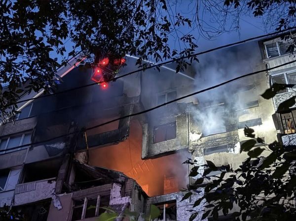 Росіяни вдарили дроном по багатоповерхівці в Одесі, а українські безпілотники атакували завод в Липецькій області (фото, відео)