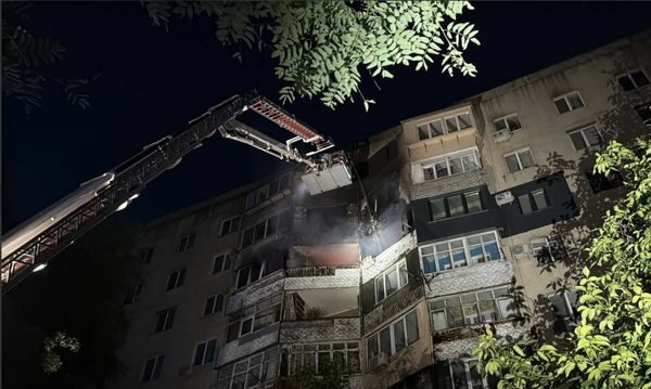Росіяни вдарили дроном по багатоповерхівці в Одесі, а українські безпілотники атакували завод в Липецькій області (фото, відео)