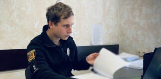 В Одессе женщина сорвала флаг Украины с фасада магазина: полиция сообщила ей о подозрении