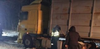 В Одесской области из-за непогоды застряла фура: на помощь пришли полицейские и фермеры