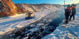 Восемь китайских туристов погибли подо льдом Байкала